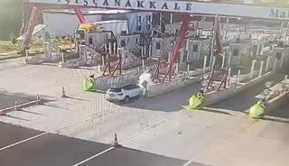 Gişelerde otomobil bariyere &ccedil;arptı: 1 &ouml;l&uuml;, 1 yaralı