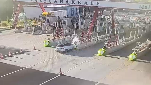 Malkara'da Çanakkale otoyolu gişelerinde otomobil bariyere çarptı: 1 ölü, 1 yaralı