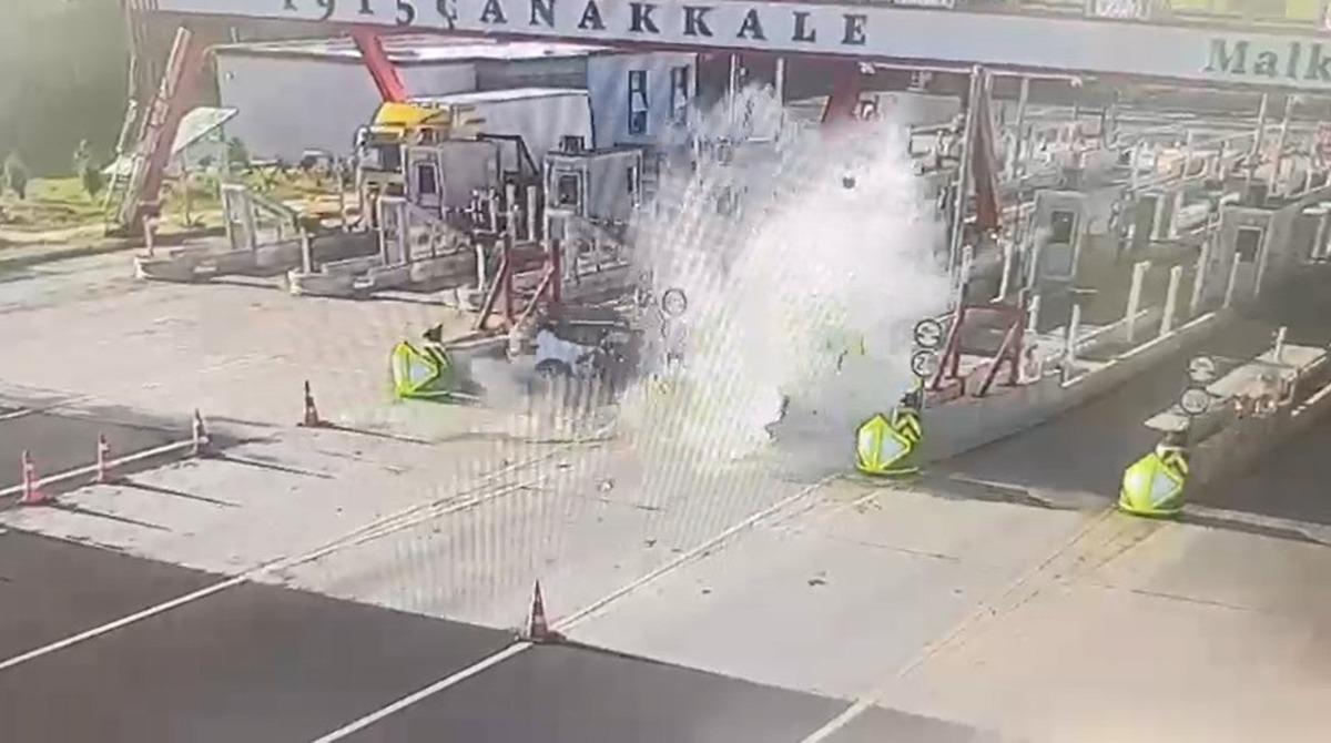 Malkara da Çanakkale otoyolu gişelerinde otomobil bariyere çarptı: 1 ölü, 1 yaralı 1