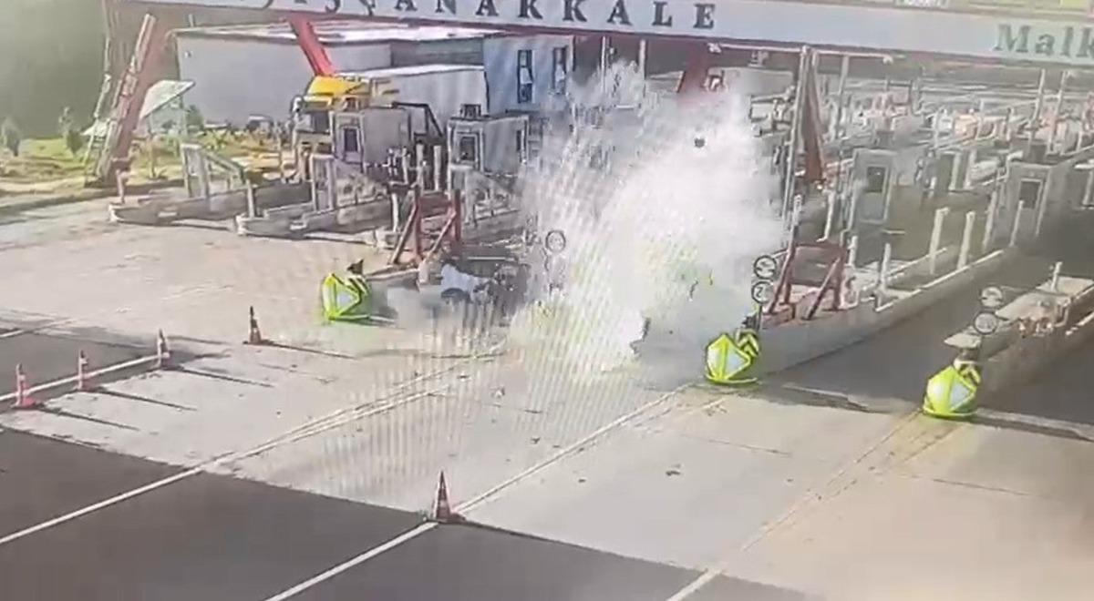 Malkara da Çanakkale otoyolu gişelerinde otomobil bariyere çarptı: 1 ölü, 1 yaralı 2