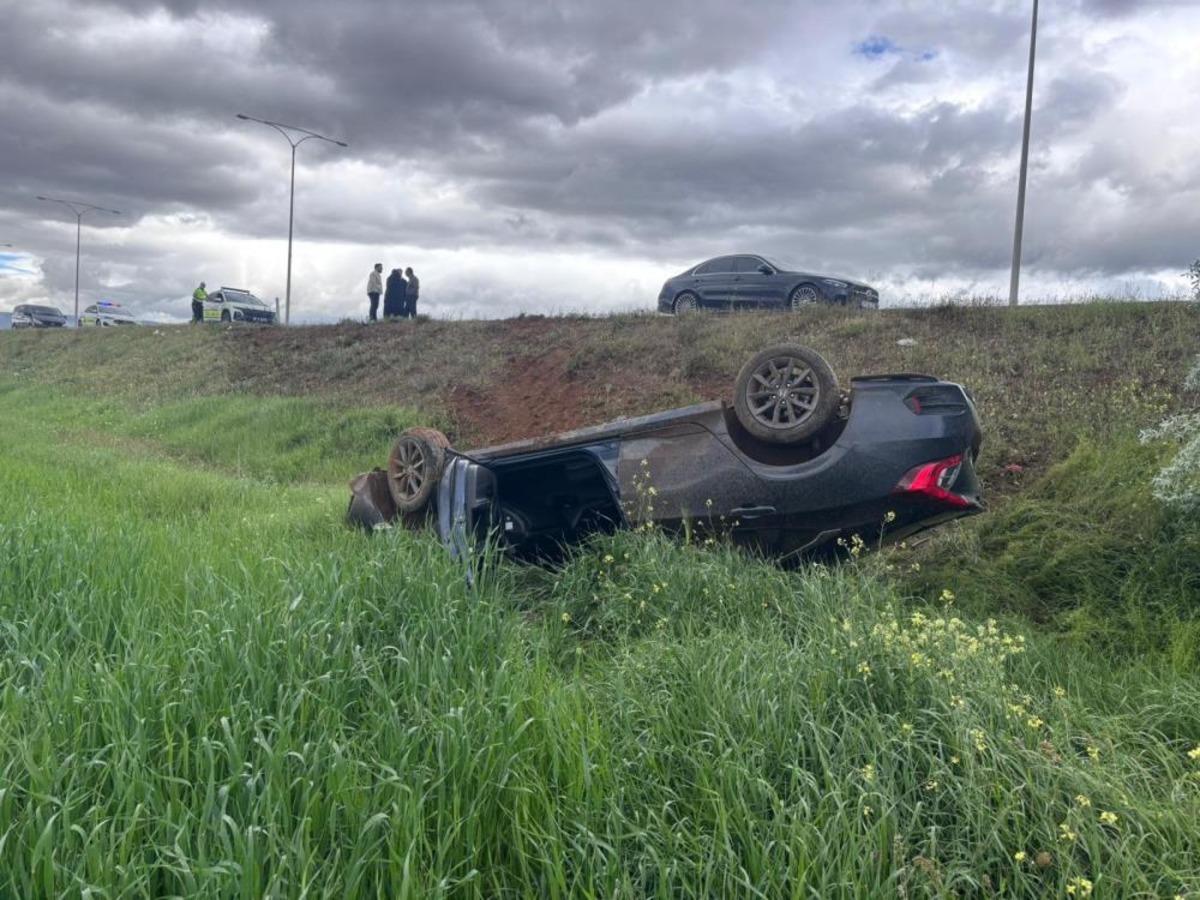 Erzincan da şarampole devrilen otomobildeki 4 kişi yaralandı 1