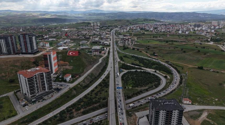 Tatilciler erken d&ouml;n&uuml;şe ge&ccedil;ti, 43 ilin bağlantı noktası kilitlendi: Son durum havadan g&ouml;r&uuml;nt&uuml;lendi