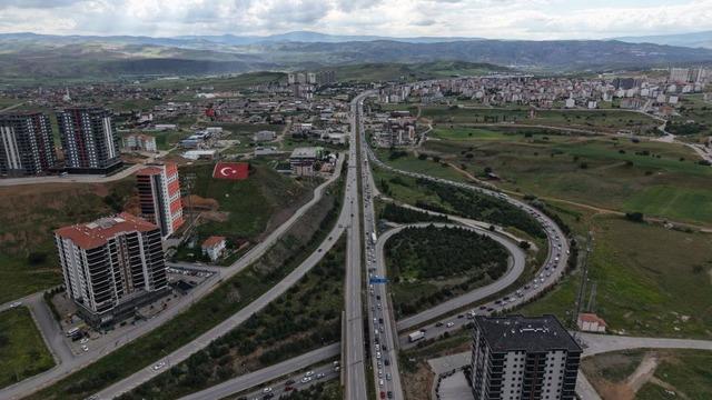 Tatilciler erken dönüşe geçti, 43 ilin bağlantı noktası kilitlendi: Son durum havadan görüntülendi