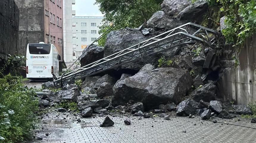 Hopa'da yağış sonrası heyelan: Dev kayalar yolu kapattı