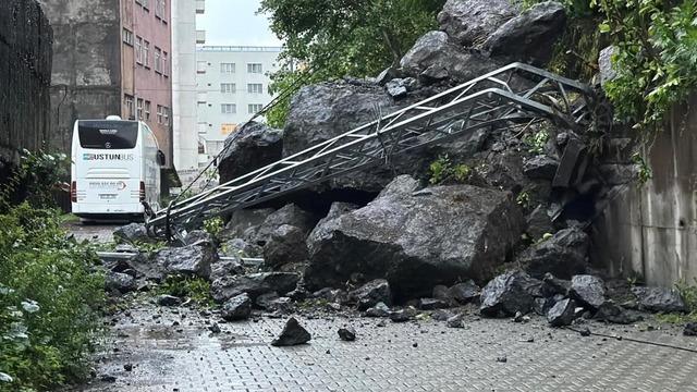 Hopa'da yağış sonrası heyelan: Dev kayalar yolu kapattı