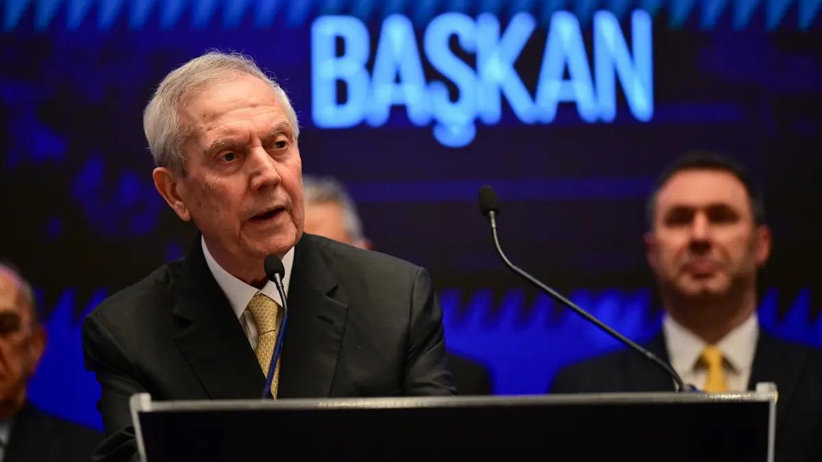 Fenerbahçe de Aziz Yıldırım Futbol Transfer Komitesi nde ana planda görev alması için Dirk Kuyt ile anlaştı 5