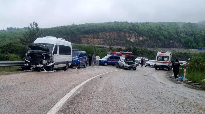 Karab&uuml;k'te trafik kazası! Yaralılar var