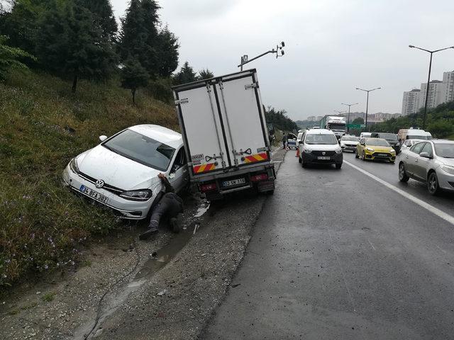 TEM'de tutanak tutan sürücülerin arasına otomobil daldı: 1'i ağır 2 yaralı 