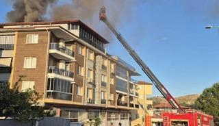 Denizli&rsquo;de yangın paniği: 4 katlı apartmanın &ccedil;atısı k&uuml;le d&ouml;nd&uuml;