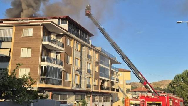Denizli’de 4 katlı apartmanın çatısında çıkan yangında ev kullanılamaz hale geldi