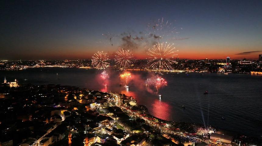 İstanbul'da fetih kutlaması! Boğazı&rsquo;nda havai fişek g&ouml;sterisi havadan g&ouml;r&uuml;nt&uuml;lendi