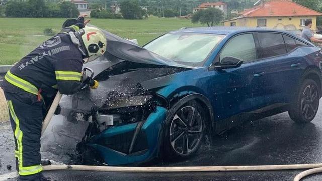 Denizli'de seyir halindeki araçtan duman ve alevler yükseldi