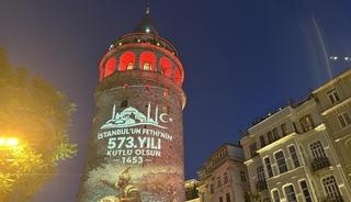 Galata Kulesi&rsquo;nde İstanbul&rsquo;un fethinin 573. yıl d&ouml;n&uuml;m&uuml;n &ouml;zel ışık g&ouml;sterisi