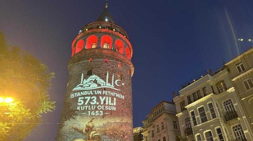 Galata Kulesi&rsquo;nde İstanbul&rsquo;un fethinin 573. yıl d&ouml;n&uuml;m&uuml;n &ouml;zel ışık g&ouml;sterisi