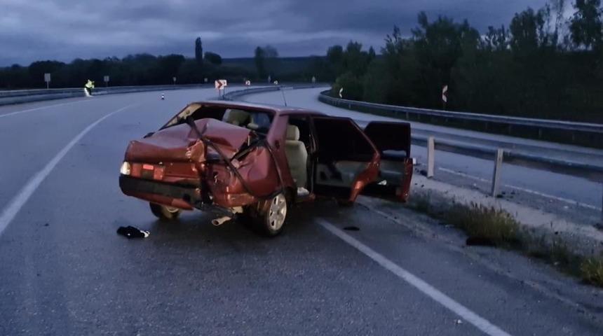 &Ccedil;orum'da otomobil bariyerlere &ccedil;arptı: 2 yaralı