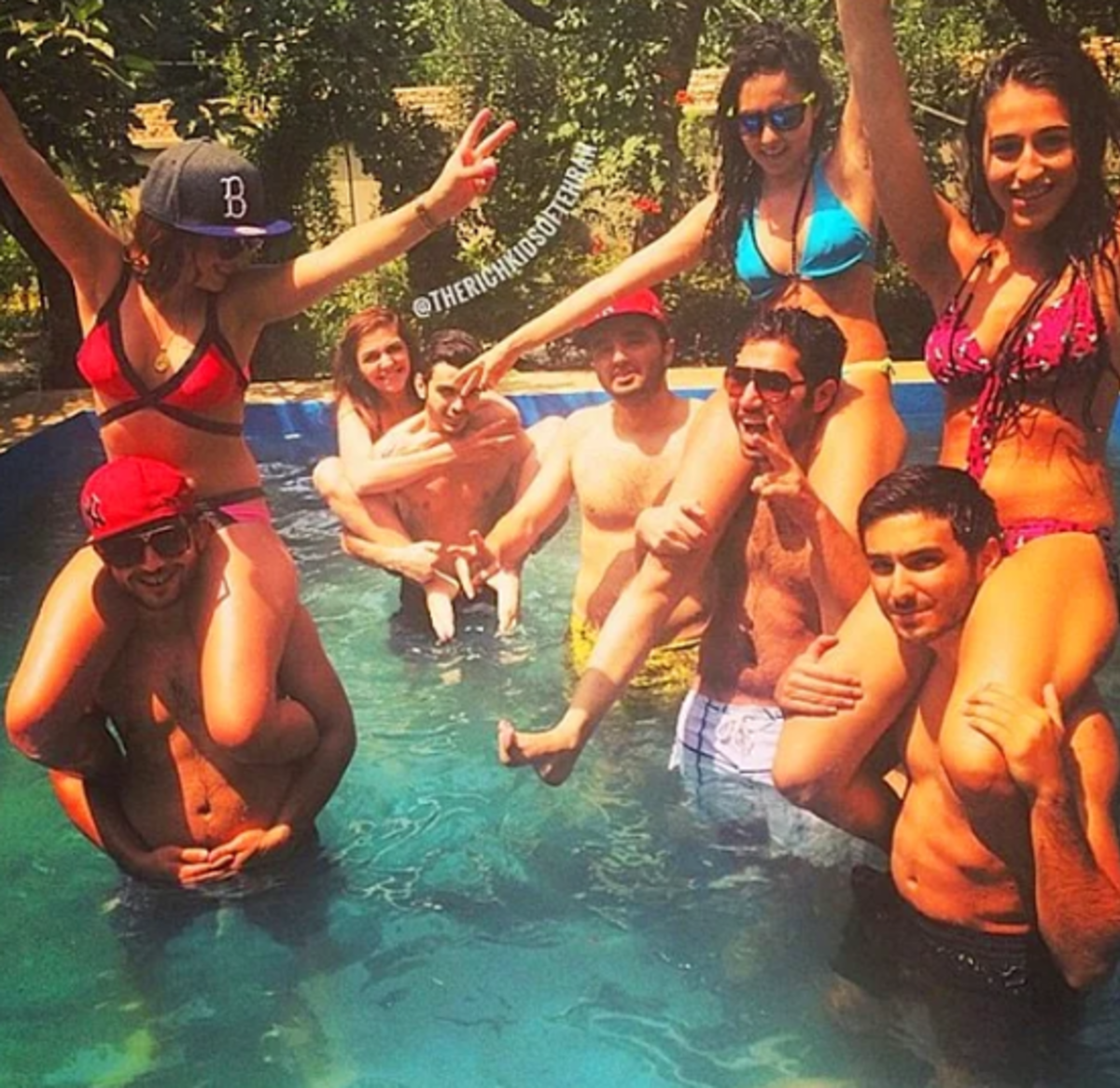 İşte İran'ın bilinmeyen y&uuml;z&uuml;! Gen&ccedil;lerin hayatı sanıldığından &ccedil;ok farklı &ccedil;ıktı