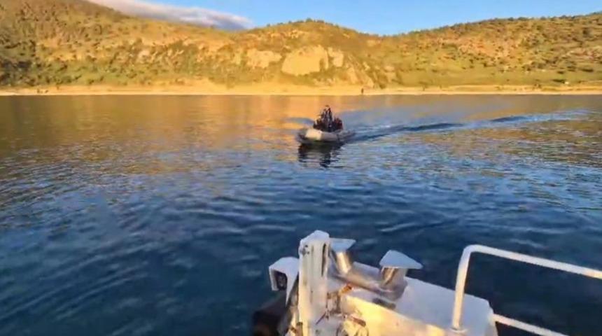 Van G&ouml;l&uuml; kıyısında mahsur kalan 3 kişi kurtarıldı