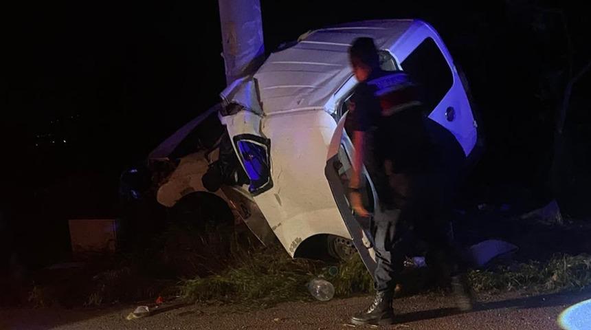 Isparta'da direğe &ccedil;arpan hafif ticari ara&ccedil;taki 2 kişi &ouml;ld&uuml;, 2 kişi yaralandı