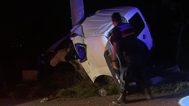 Isparta'da direğe çarpan hafif ticari araçtaki 2 kişi öldü, 2 kişi yaralandı