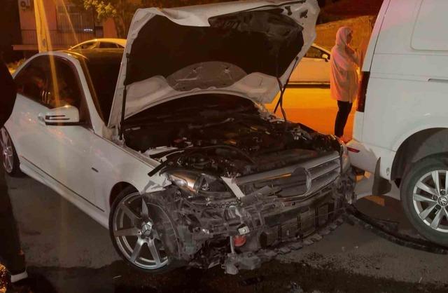 Alkollü sürücü 4 araca birden çarptı: 2 yaralı 4