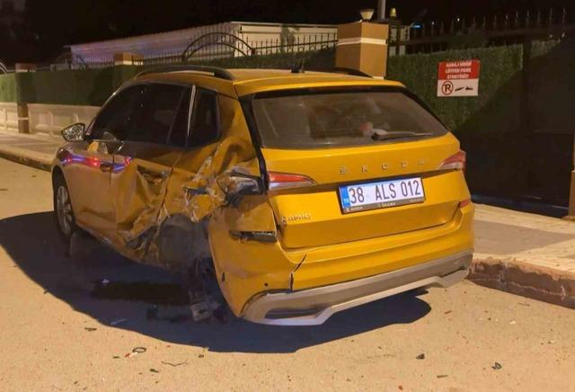 Alkollü sürücü 4 araca birden çarptı: 2 yaralı 3