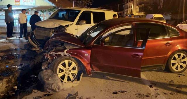 Alkollü sürücü 4 araca birden çarptı: 2 yaralı 2