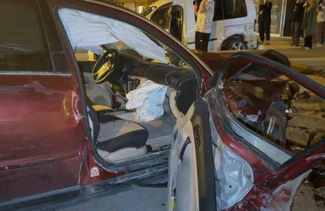 Alkollü sürücü 4 araca birden çarptı: 2 yaralı 1