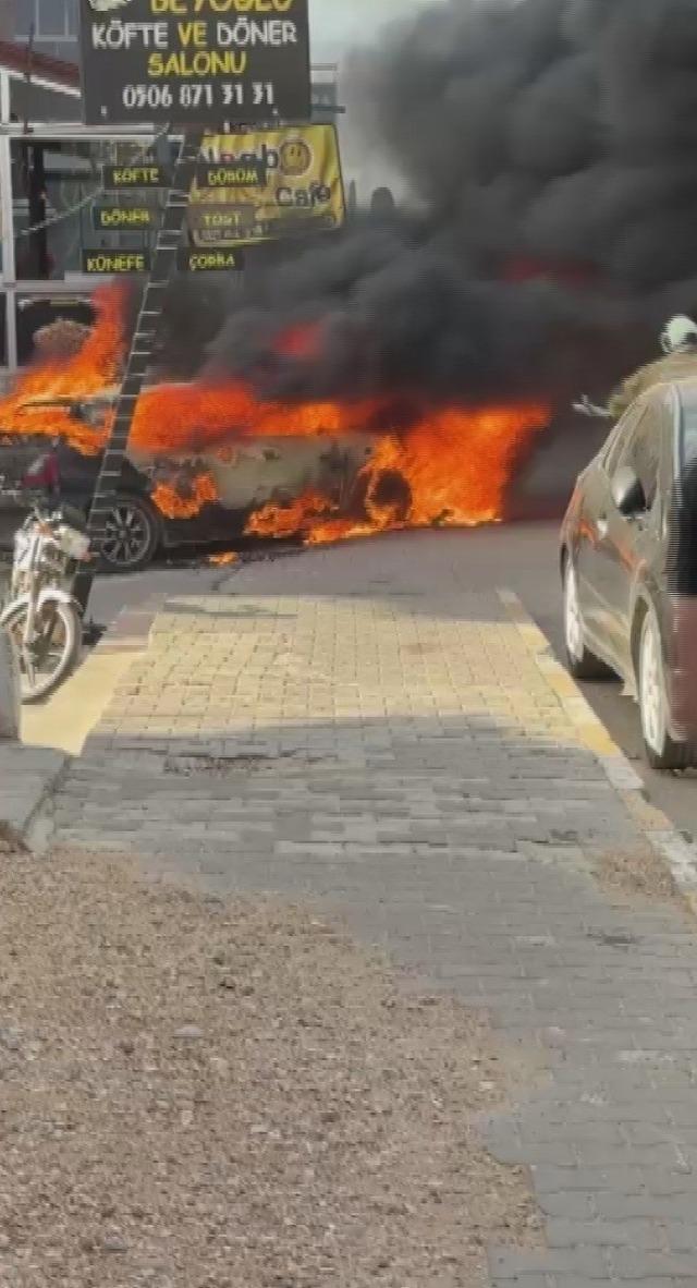 Hatay’da park halindeki otomobil alevler içinde yandı 1