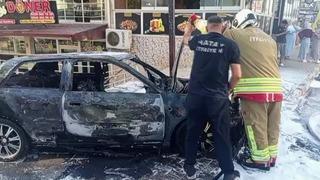 Hatay’da park halindeki otomobil alevler içinde yandı