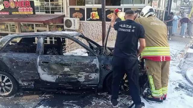 Hatay’da park halindeki otomobil alevler içinde yandı