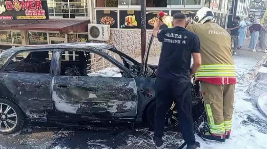 Hatay&rsquo;da park halindeki otomobil alevler i&ccedil;inde yandı