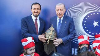 Son dakika: Cumhurbaşkanı Erdoğan'a &ouml;zel hazırlanan miğfer hediye edildi