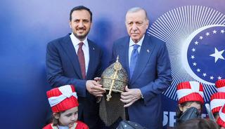 Cumhurbaşkanı Erdoğan'a &ouml;zel hazırlanan miğfer hediye edildi