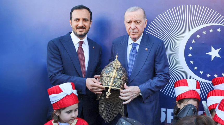 Cumhurbaşkanı Erdoğan'a &ouml;zel hazırlanan miğfer hediye edildi