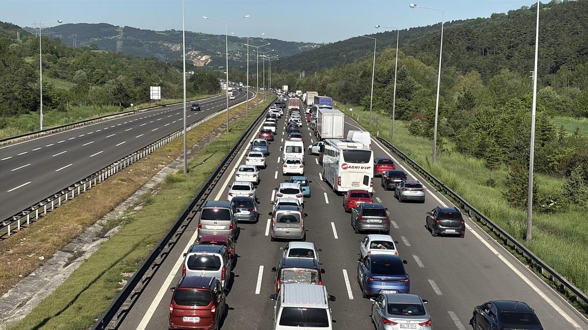 Bir taraf boş! Bir tarafta iğne atsan yere düşmez 1