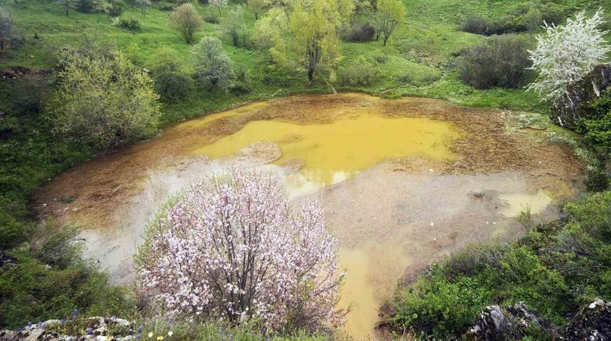 Efsanelere konu olan Dipsizg&ouml;l renk değiştirdi, ziyaret&ccedil;ileri hayal kırıklığı yaşadı