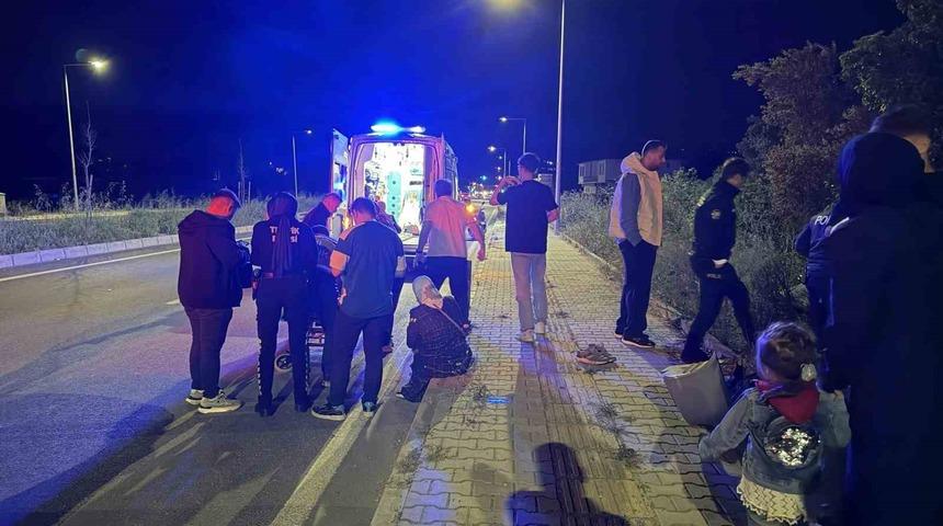 Direksiyon hakimiyetini kaybetti, tarlaya u&ccedil;tu: 4 yaralı