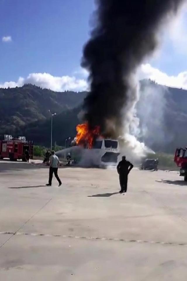 Amasya’da otobüs terminalinde park halindeki yolcu otobüsü yandı 6