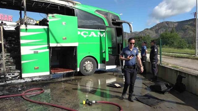 Amasya’da otobüs terminalinde park halindeki yolcu otobüsü yandı 4