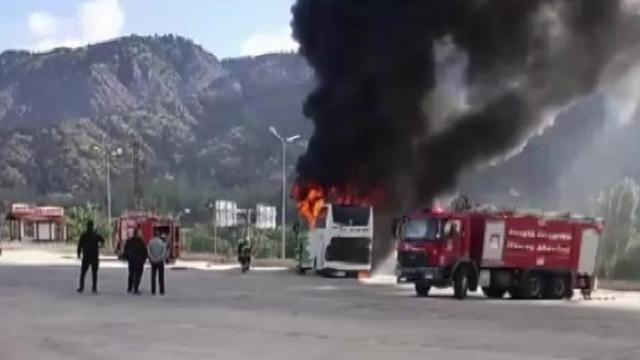 Amasya’da otobüs terminalinde park halindeki yolcu otobüsü yandı 3