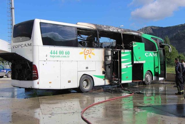 Amasya’da otobüs terminalinde park halindeki yolcu otobüsü yandı 2