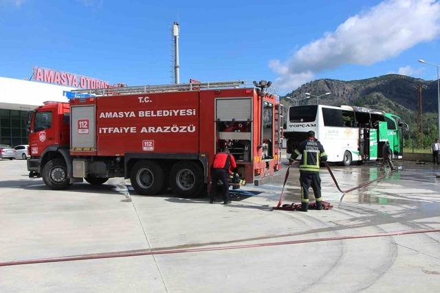 Amasya’da otobüs terminalinde park halindeki yolcu otobüsü yandı 1