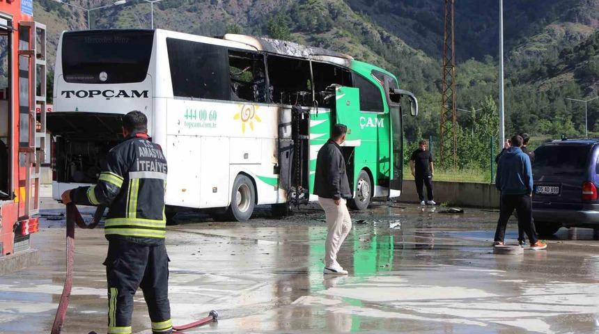 Amasya&rsquo;da otob&uuml;s terminalinde park halindeki yolcu otob&uuml;s&uuml; yandı