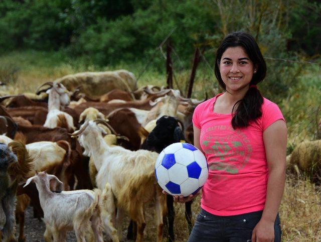 Liseli çoban kızın hedefi, futbolcu olmak