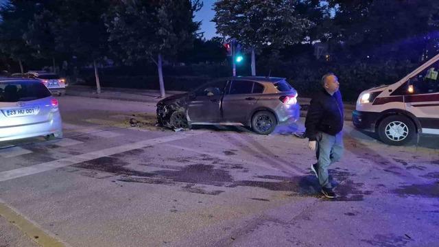 Eskişehir’de kavşakta iki otomobil çarpıştı: 2 yaralı 3