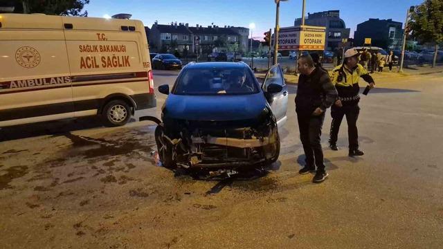 Eskişehir’de kavşakta iki otomobil çarpıştı: 2 yaralı 2