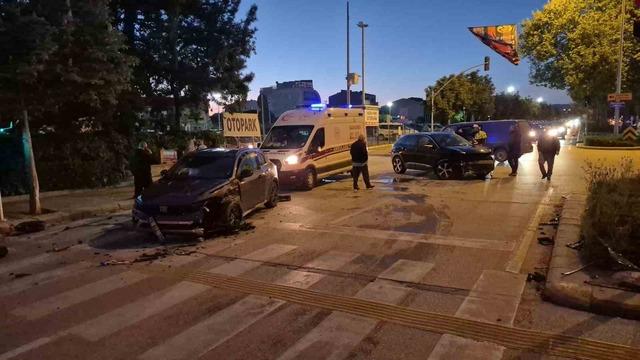 Eskişehir’de kavşakta iki otomobil çarpıştı: 2 yaralı 1