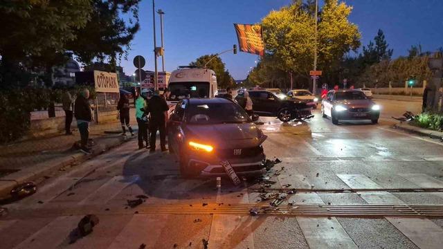 Eskişehir’de kavşakta iki otomobil çarpıştı: 2 yaralı