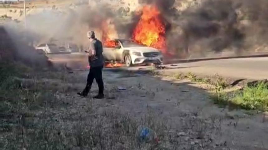 Gaziantep&rsquo;te seyir halindeki l&uuml;ks otomobil alev alev yandı