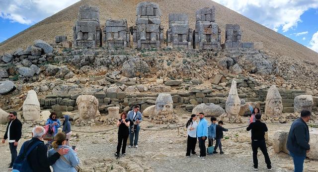 Nemrut Dağı nda bayram tatilinde ziyaret&ccedil;i yoğunluğu yaşanıyor 1